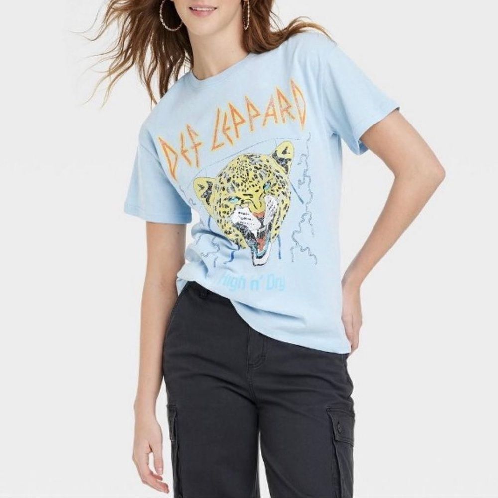 NWT- Def Leppard light blue short sleeve graphic tee- Size XL